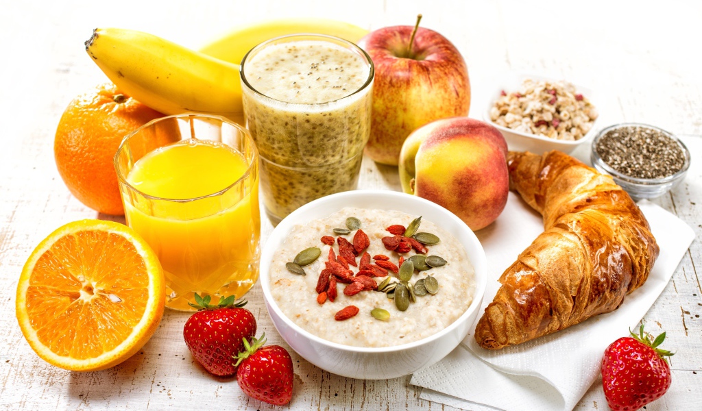 Вкусный завтрак с фруктами на столе 