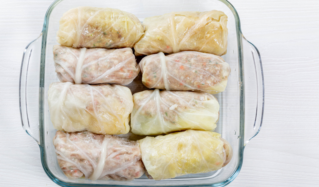 Вкусные голубцы в стеклянной посуде на столе