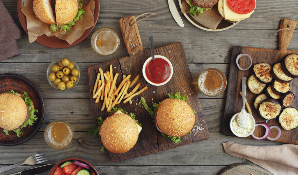 Вкусная сытная еда из фаст фуда на столе 