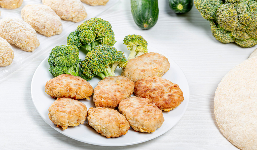 Вкусные котлеты на тарелке с брокколи