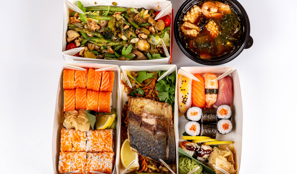 Вкусная острая китайская еда на белом фоне