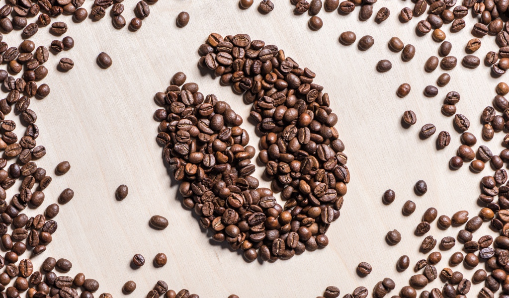 Рисунок к зерна на столе из жареных кофейных зерен 