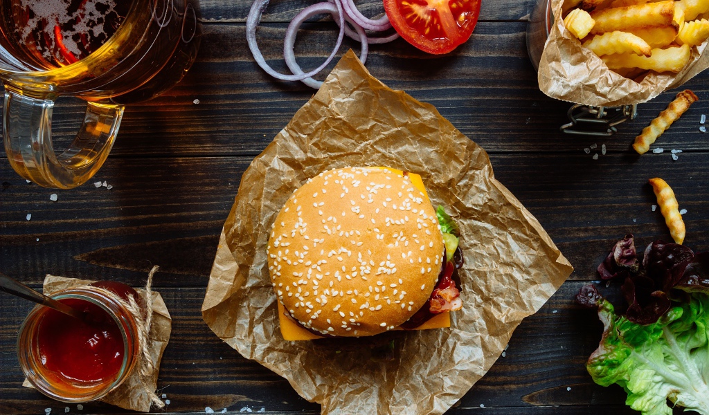 Еда из фаст фуда на столе с пивом 