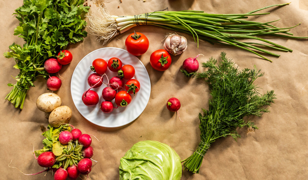 Свежие аппетитные овощи и зелень с огорода 