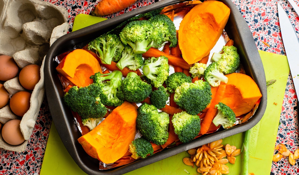 Свежие брокколи, морковь и тыква на противне 
