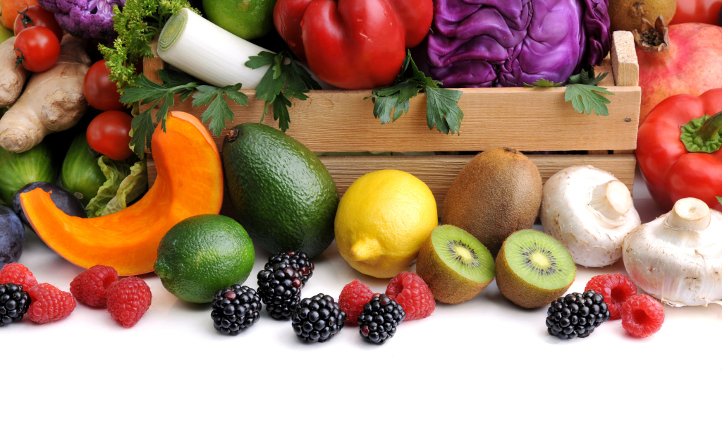 Свежие вкусные овощи с ягодами и фруктами 