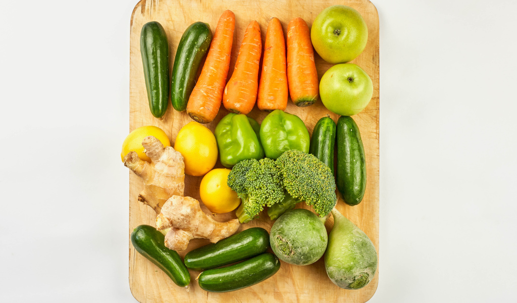 Свежие овощи и фрукты на разделочной доске
