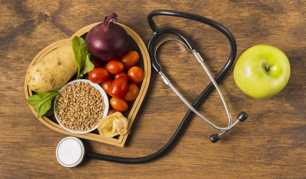 Свежие овощи и зерна пшеницы на столе фонендоскопом