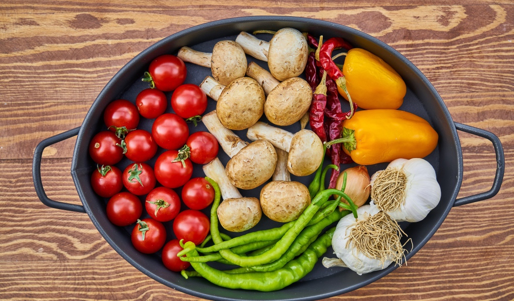 Свежие овощи на противне готовят к запеканию 