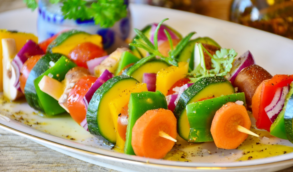 Свежие овощи со специями на шпажках 