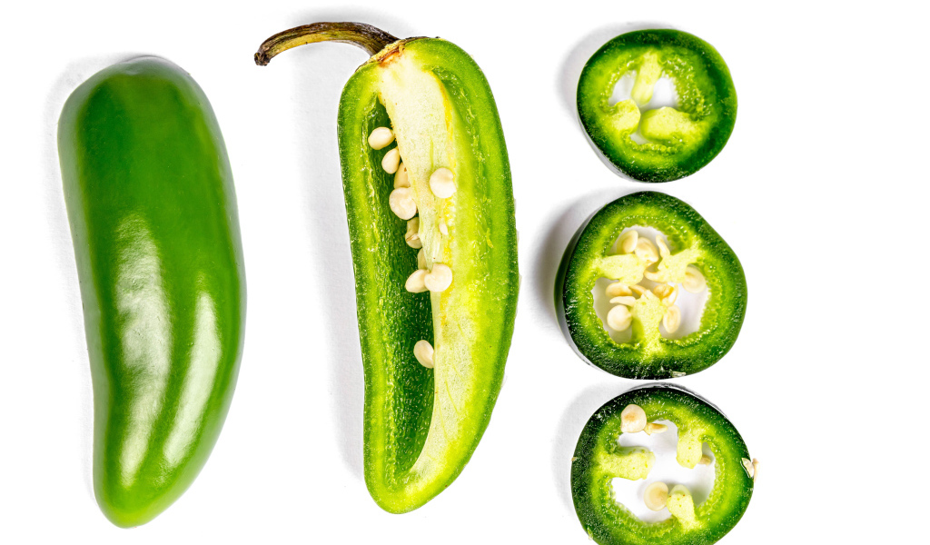 Зеленый перец в разрезе на белом фоне