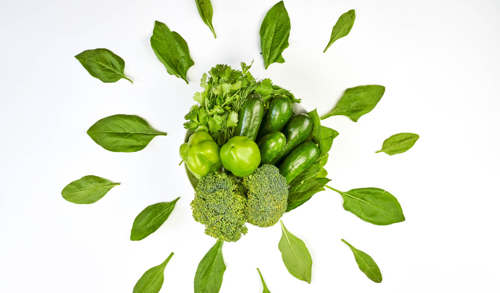 Зеленый набор овощей вегетарианца на белом фоне