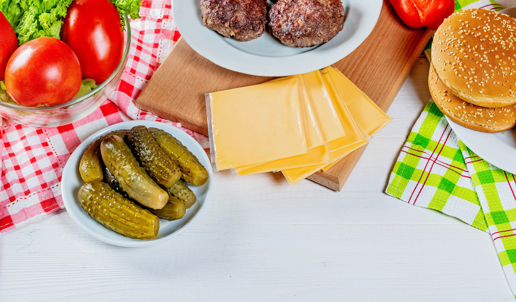 Заготовки для гамбургера на столе 