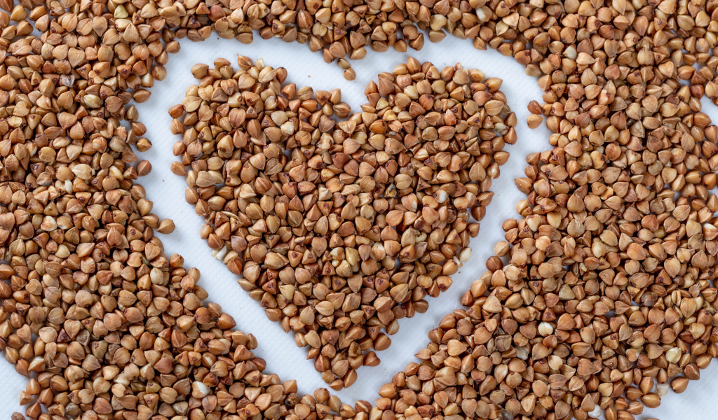 Сердце нарисовано на гречневой крупе 