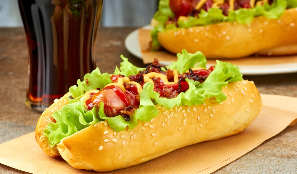 Хот дог на столе бутылкой кока колы