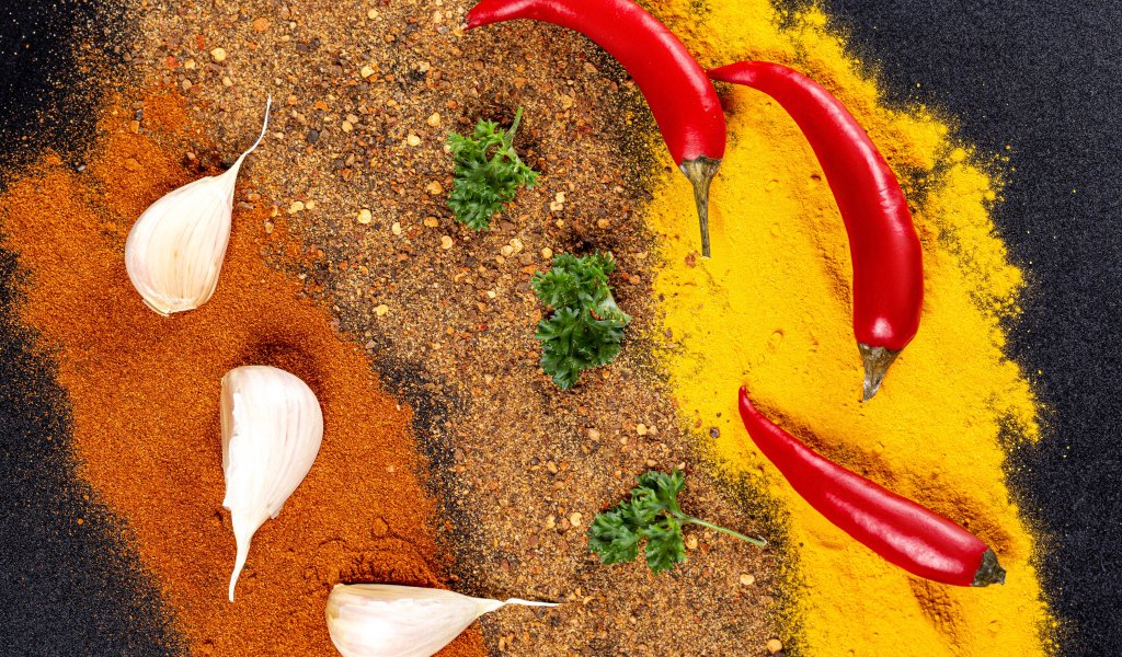 Острые специи на столе с перцем и чесноком