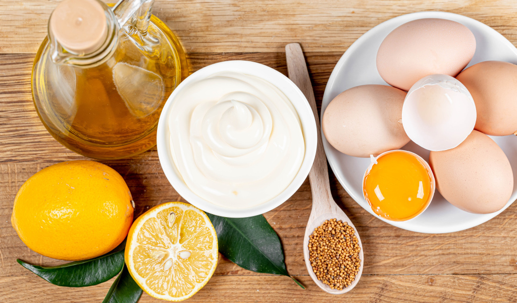 Ингредиенты для домашнего майонеза на деревянном столе