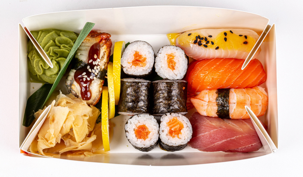 Японские суши в коробке на белом фоне