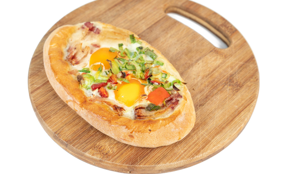 Хачапури с яйцом на доске 