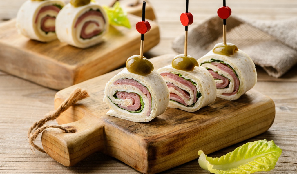 Рулетики из лаваша с ветчиной на столе 
