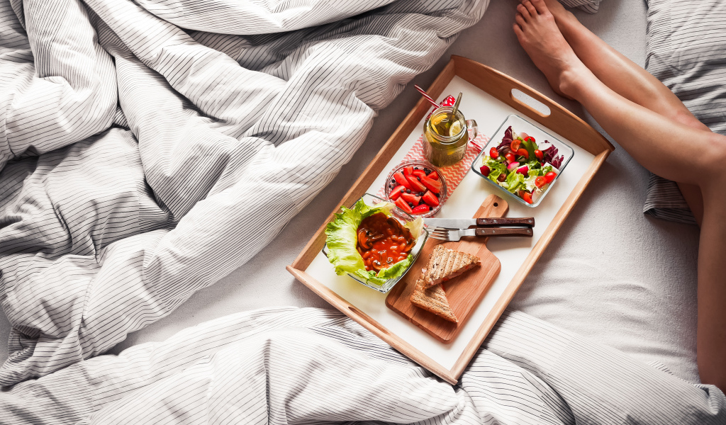Легкий завтрак в постель для любимой девушки 
