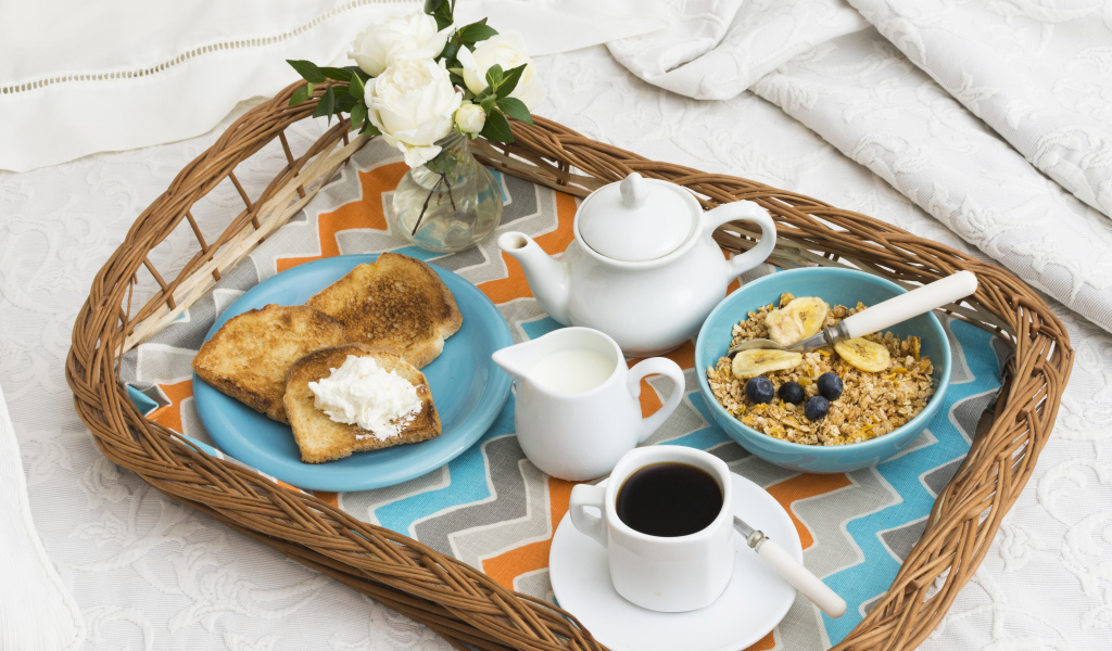Легкий завтрак на подносе в постель для любимой 