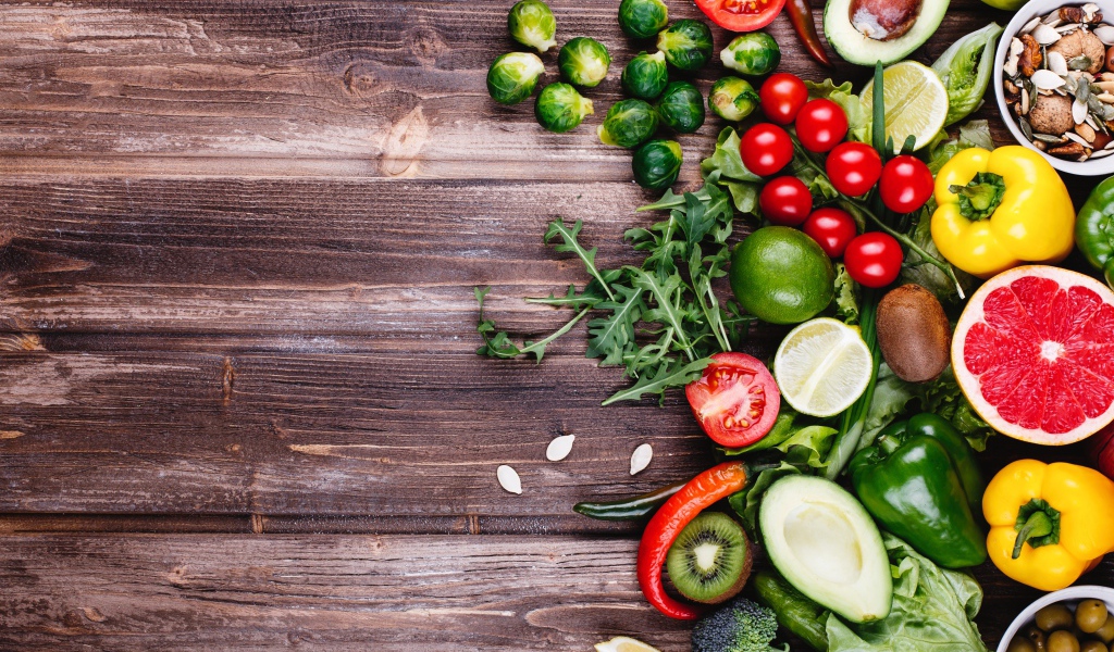 Много свежих овощей и фруктов на деревянном столе 