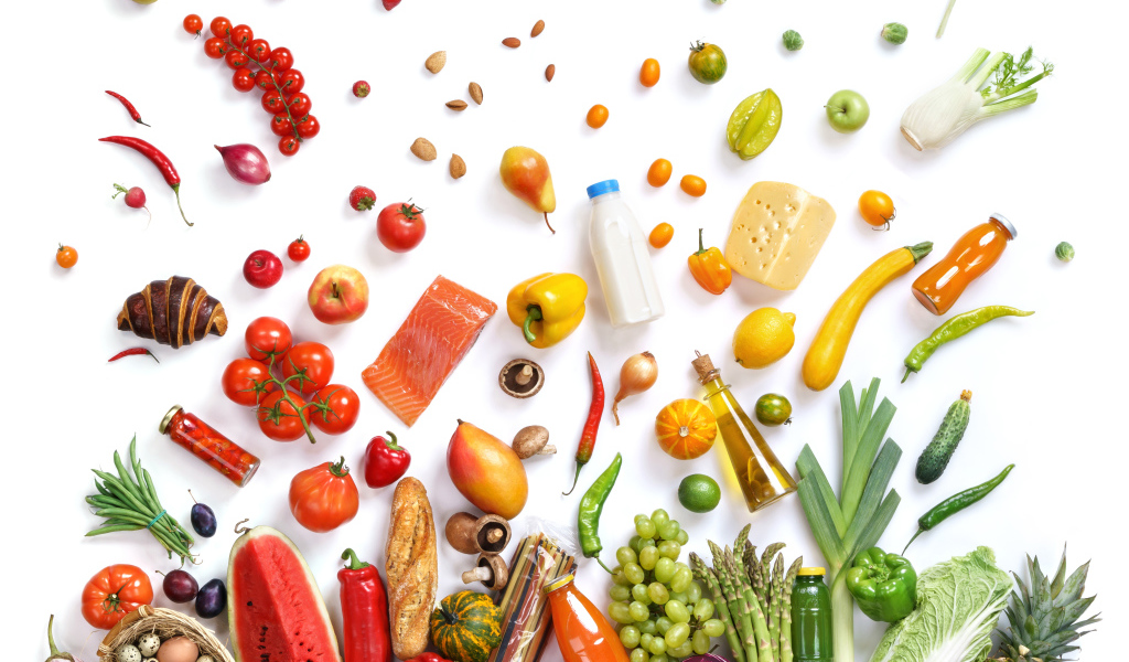 Много различных продуктов на белом фоне