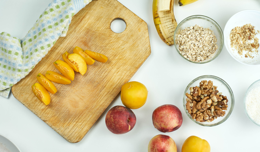 Овсянка, нектарин, банан и орехи на завтрак