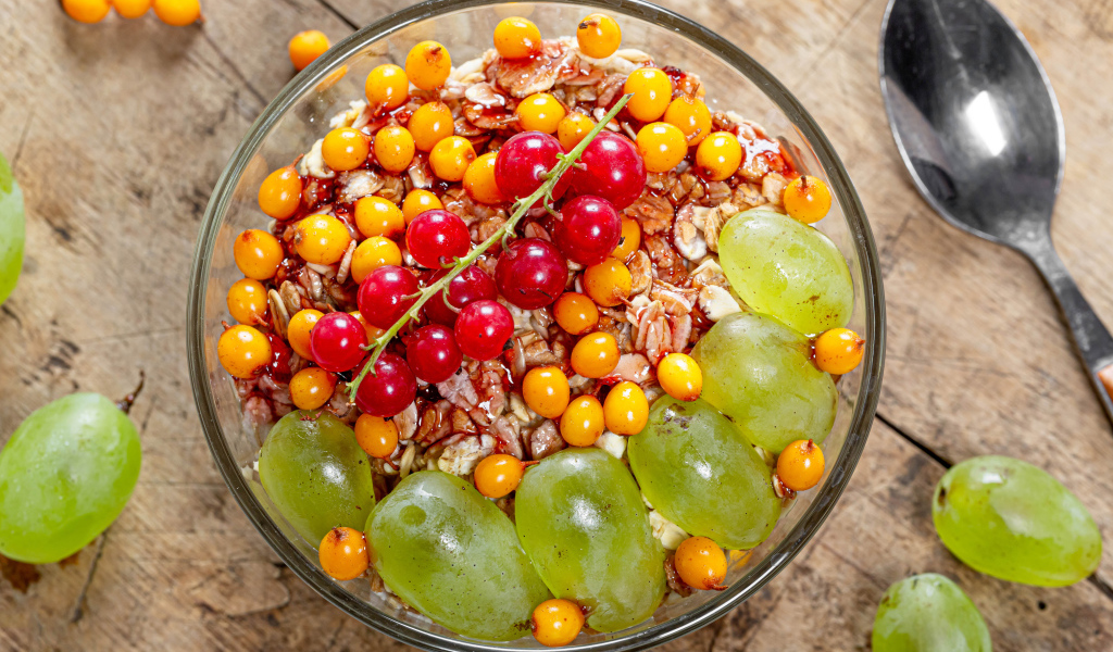 Овсяные хлопья с красной смородиной, виноградом и облепихой 