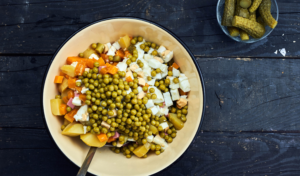 Салат оливье в миске на столе 