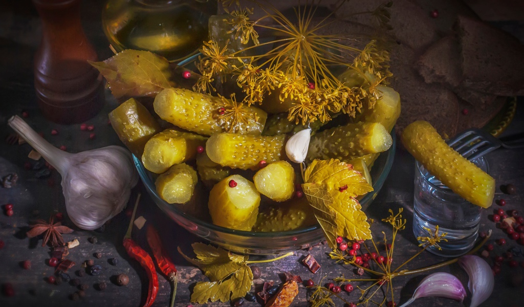 Маринованные огурцы на столе со специями и чесноком