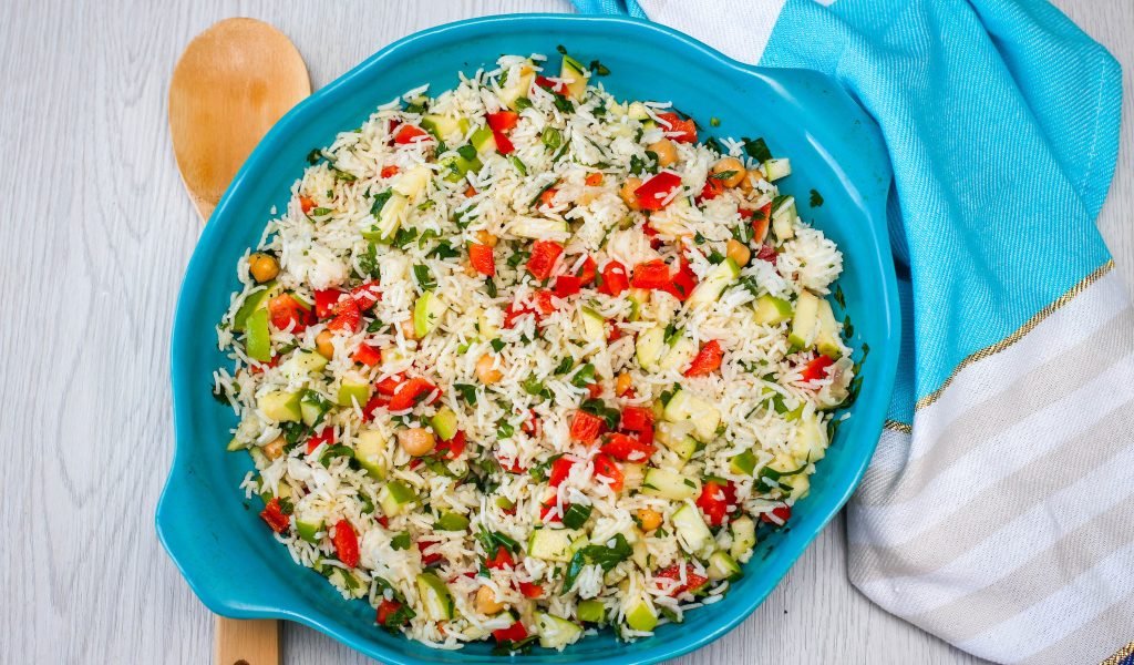 Плов с овощами в голубом казане на столе 