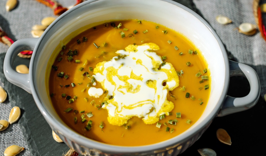 Тыквенный суп со сметаной в кастрюле 