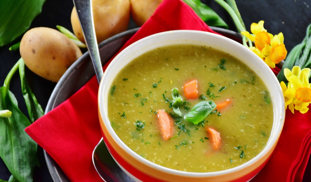 Гороховый суп пюре на столе с картофелем