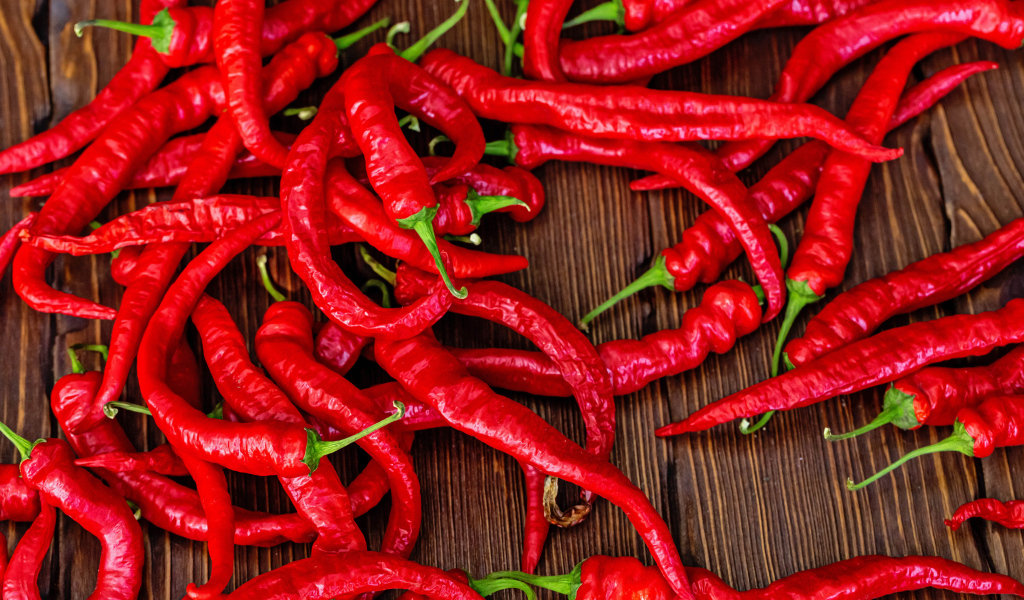 Красный острый перец на деревянном столе