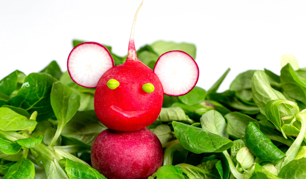 Зверь из красного редиса на листьях базилика 