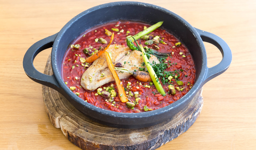 Красный суп с мясом на доске 