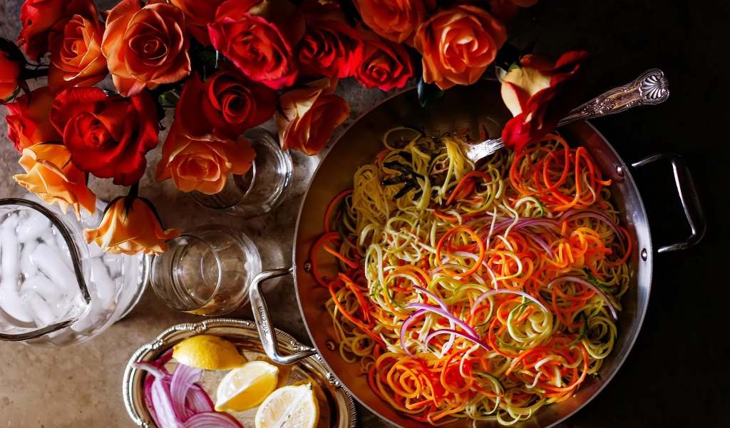 Салат из овощей на столе с розами 