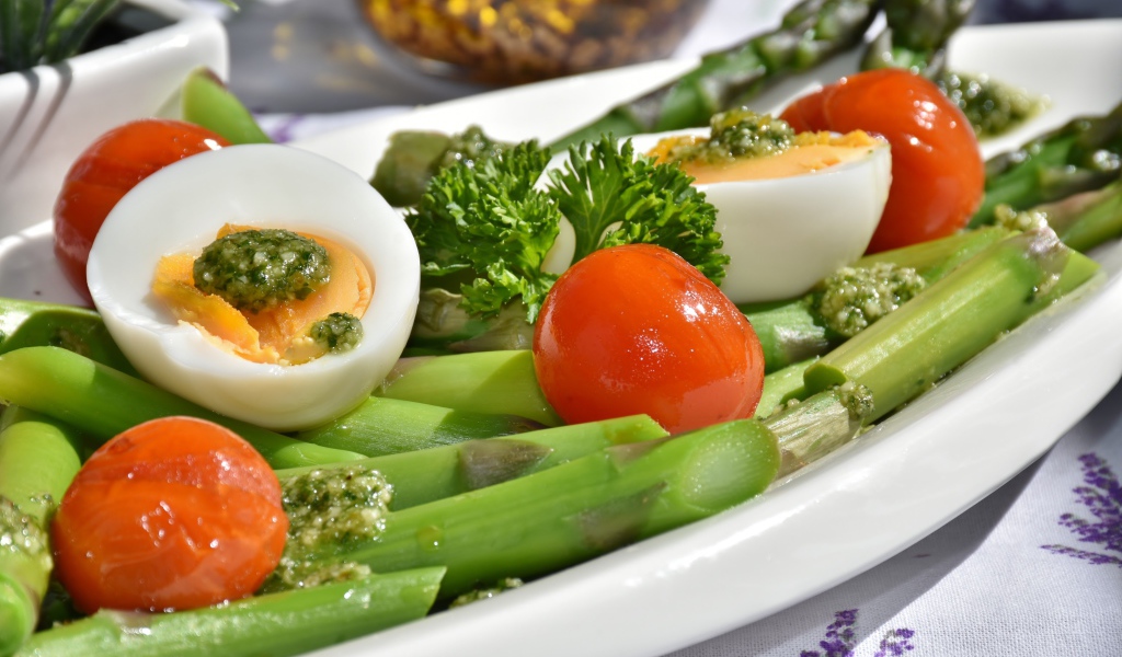 Салат со спаржей, яйцами и помидорами