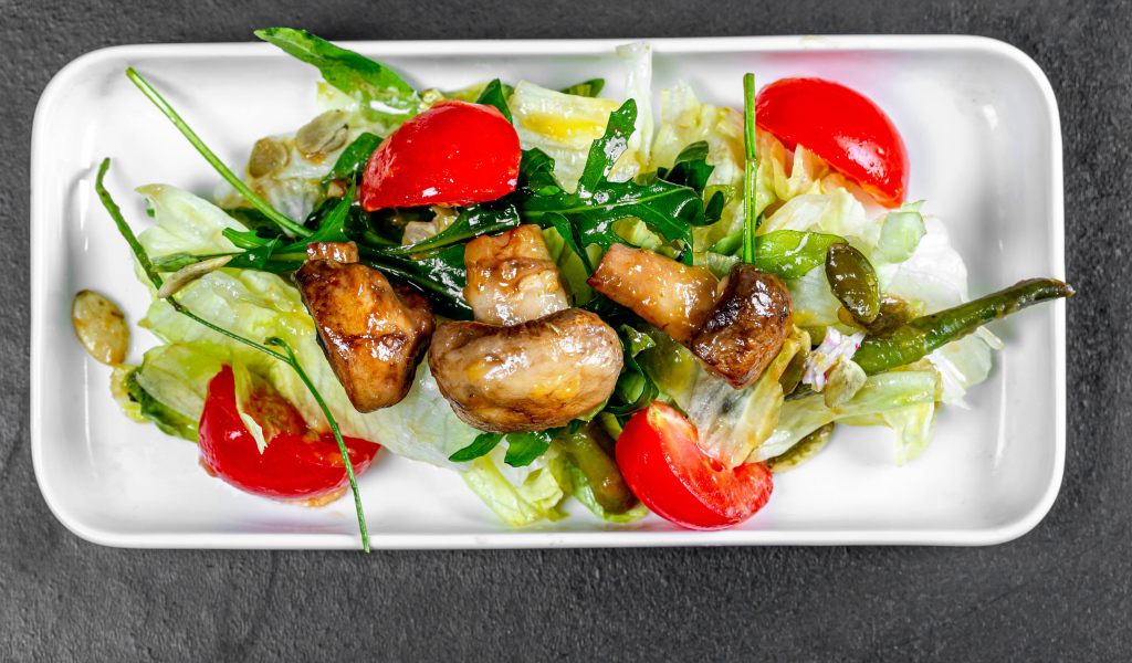 Салат с капустой, жареными шампиньонами и помидорами