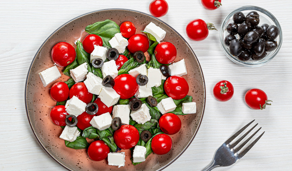 Салат с помидорами черри, оливками, базиликом и сыром