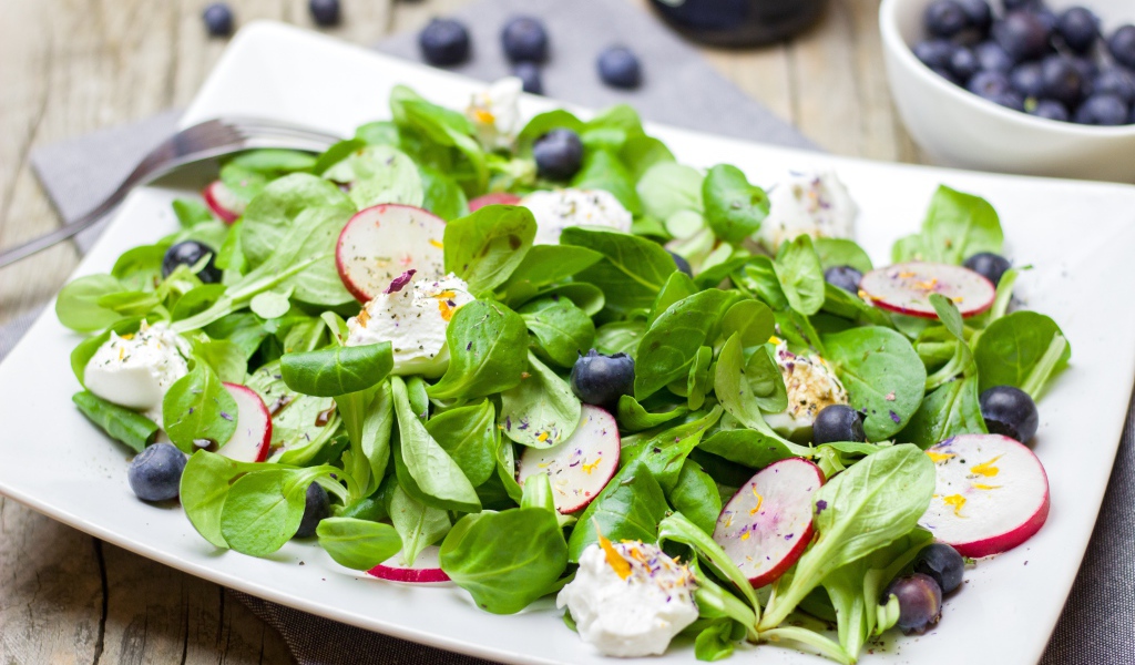 Салат с редисом, базиликом, сыром и ягодами черники 