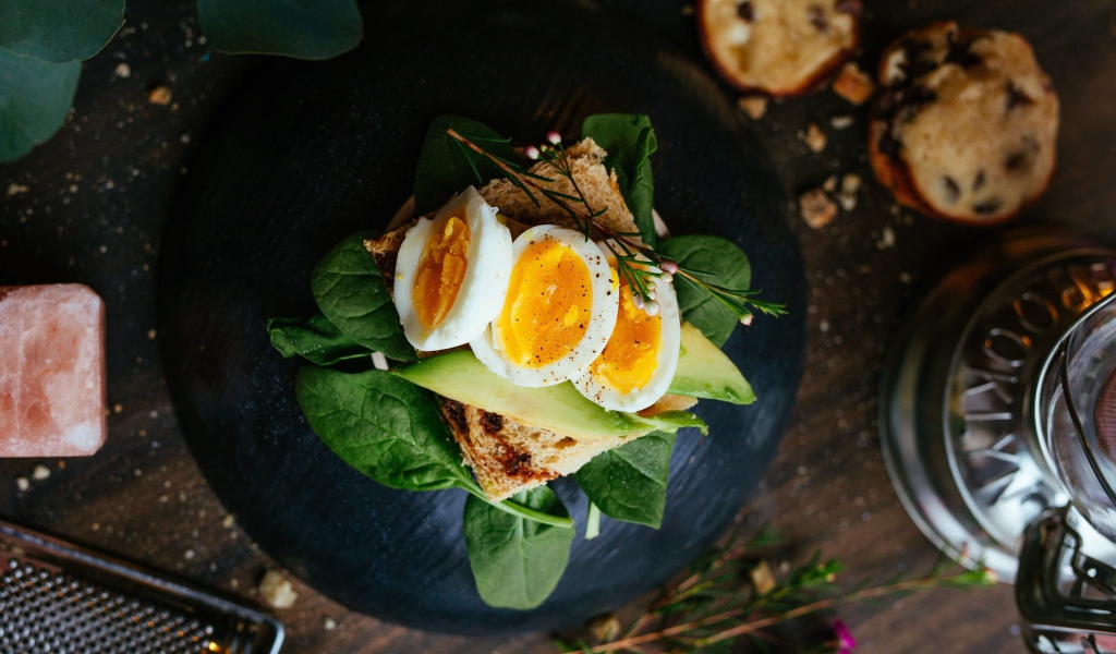 Бутерброд с авокадо, базиликом и яйцами