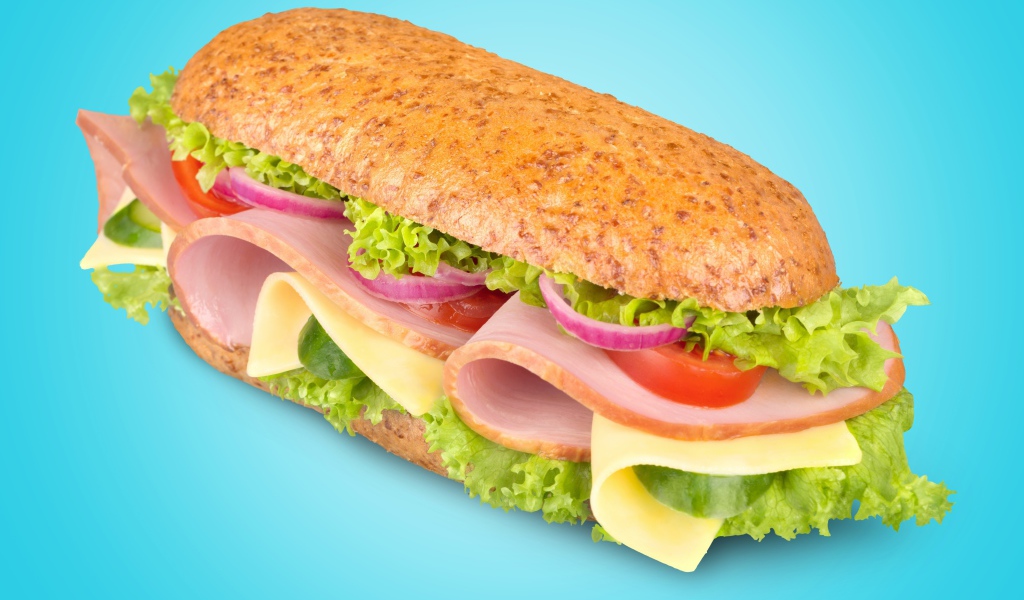 Бутерброд с ветчиной,сыром, помидорами луком и салатом на голубом фоне