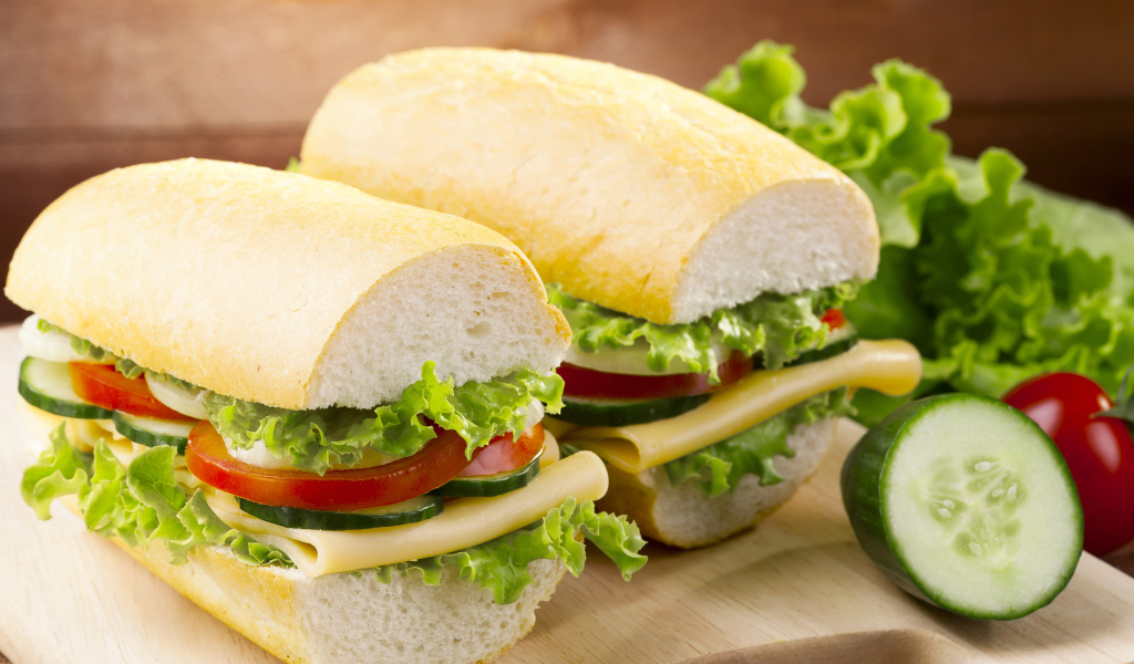 Сендвич с овощами и сыром на столе