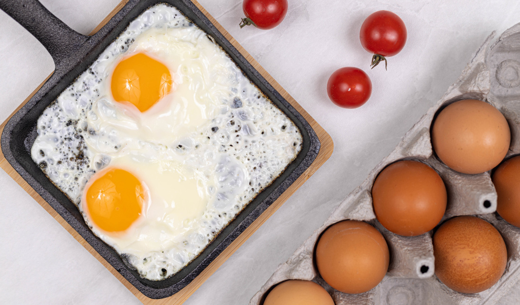 Яичница с помидорами и яйцами на столе