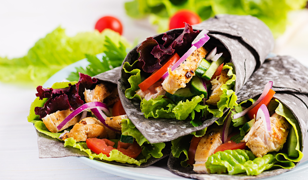 Шаурма в лаваше с овощами и курицей 