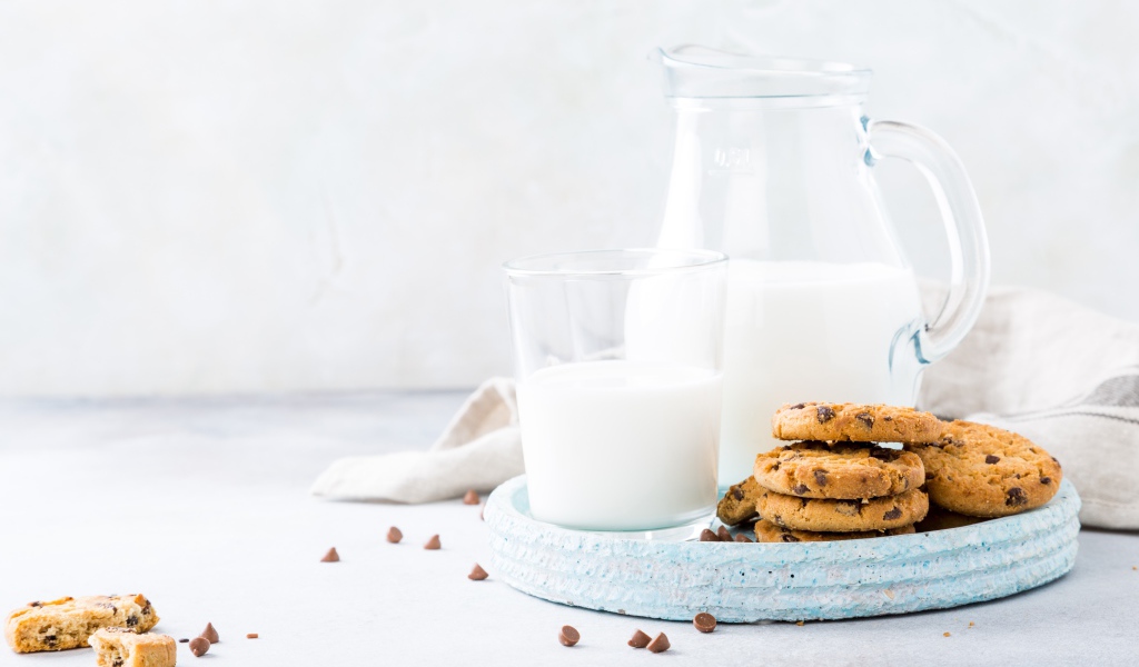 Песочное печенье с шоколадом на столе с молоком
