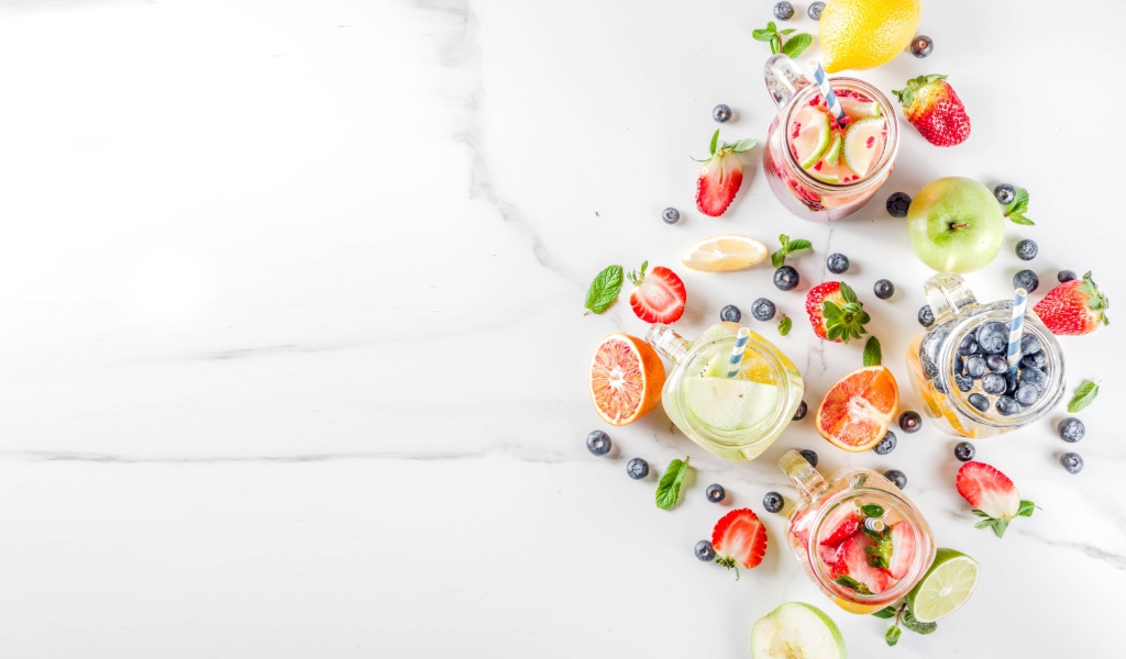 Смузи в баночках на столе с ягодами и фруктами